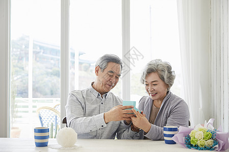 老年夫妇在家里过周年纪念日图片