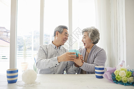 老年夫妇在家里过周年纪念日图片