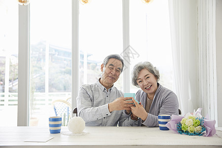 老年夫妇在家里过周年纪念日图片