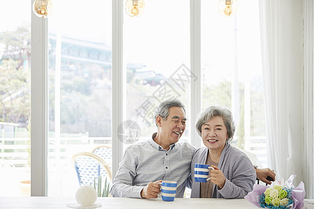 老年夫妇在家里过周年纪念日图片