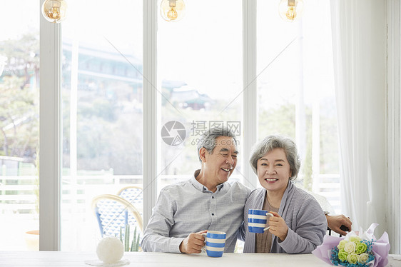 老年夫妇在家里过周年纪念日图片