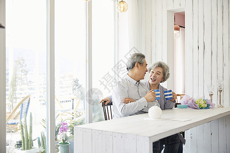 老年夫妇在家里过周年纪念日图片