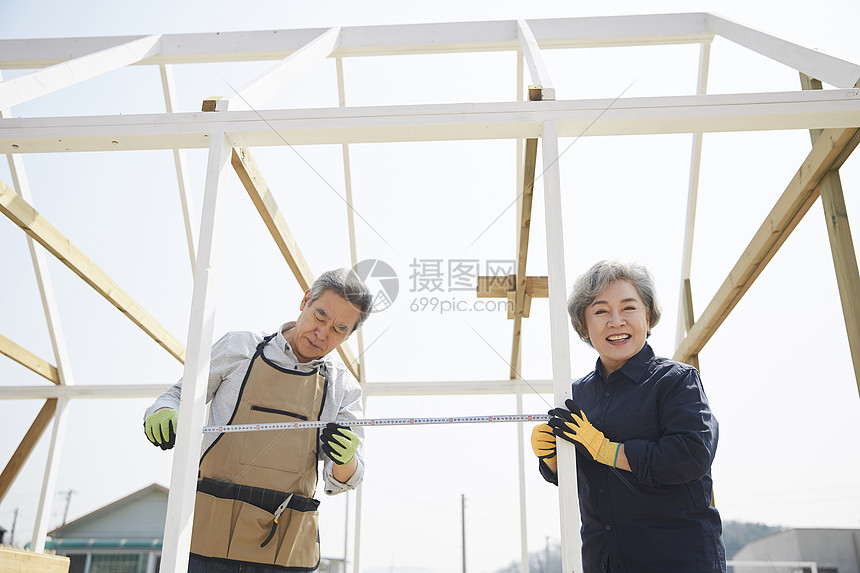 快乐老年夫妇在楼顶装修图片