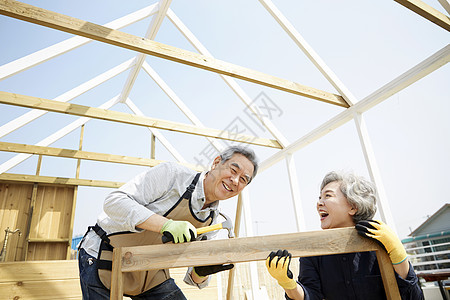 开心的老年夫妇在楼顶一起装修房子图片