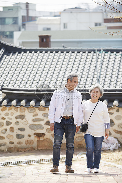 退休生活老年夫妇去户外散步图片