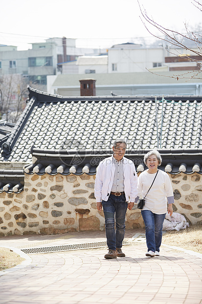 享受退休生活的老夫妻图片