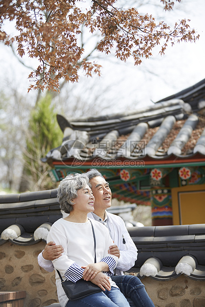 古城散步的老年夫妻
