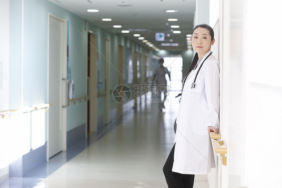 医院走廊上的女医生图片