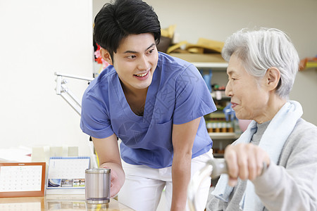 人类休息上半身康复打破物理治疗师和高级女子图片