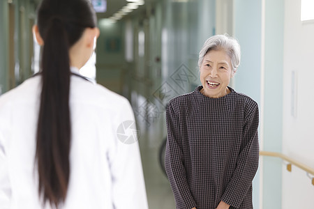 笑脸释然病人女医生和高级的女人图片