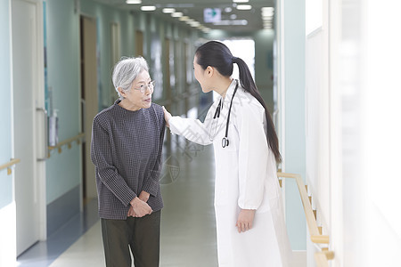 治疗老人女士女医生和高级的女人背景图片