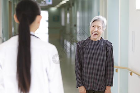 医疗机构召唤人物女医生和高级的女人图片