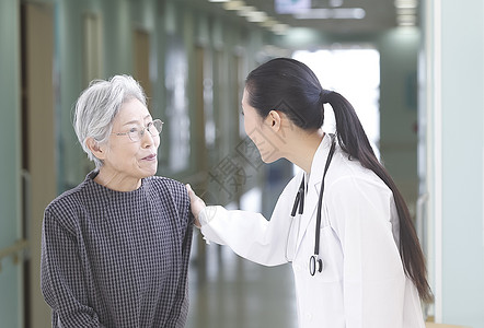 老年女性和女医生聊天图片