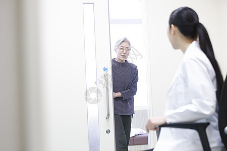 占有老年的教师医院检查女医生和高级女人图片