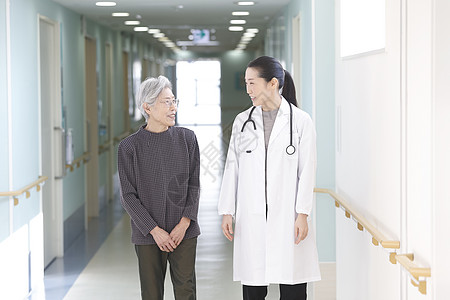 老年女性和女医生聊天图片