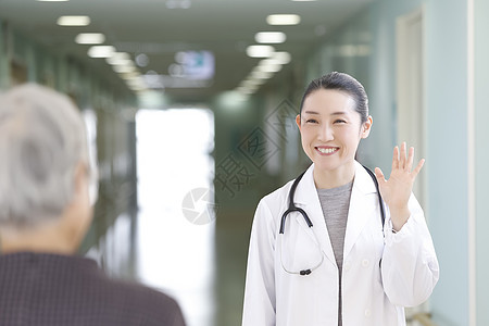 老年女性和女医生聊天图片