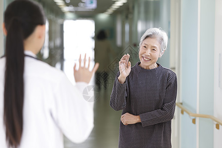 老年女性和女医生打招呼图片