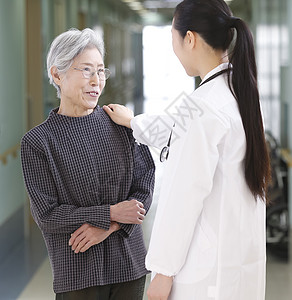 老年女性和女医生聊天图片