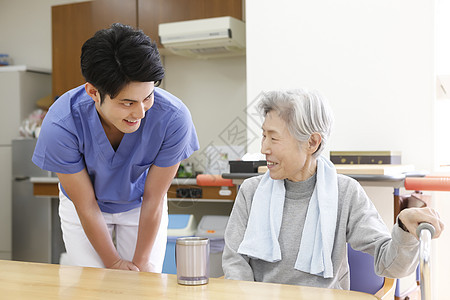 茶70多岁护理员康复打破物理治疗师和高级女子图片