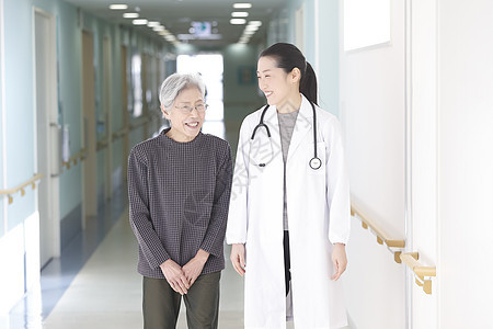 女医生和老奶奶医院走廊交流图片