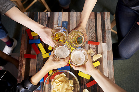 干杯顶角亚洲人特写镜头干杯干杯生活朋友友谊20多岁青春背景