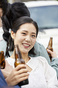 饮酒年轻女子前视图生活朋友友谊20多岁青春图片