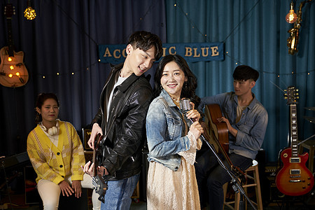 韩国人音乐生活青春男女在台上表演图片