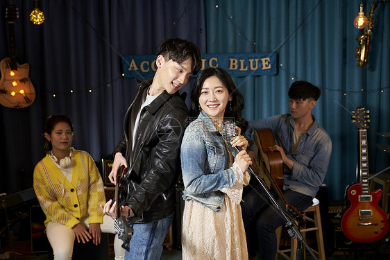 韩国人音乐生活青春男女在台上表演图片