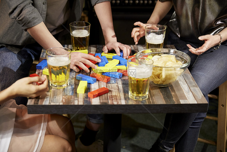 酒吧年轻男女聚会玩积木图片