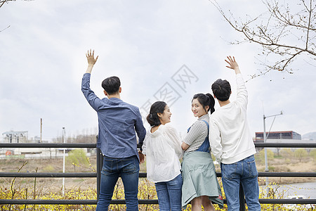 在户外一起玩耍的年轻人图片