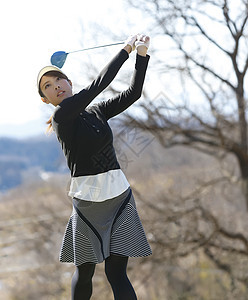 女子挥杆打高尔夫球图片