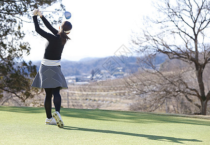 女子打高尔夫球图片