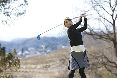 女子打高尔夫球图片