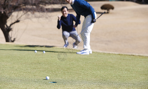 男人打高尔夫球图片