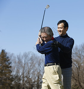 老人学习打高尔夫球图片