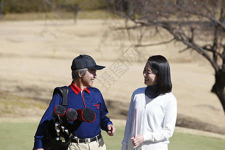 中老年男女户外打高尔夫球图片