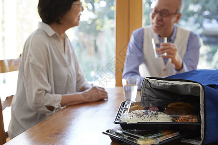 室内二十多岁午餐盒高级夫妇食品交付图片