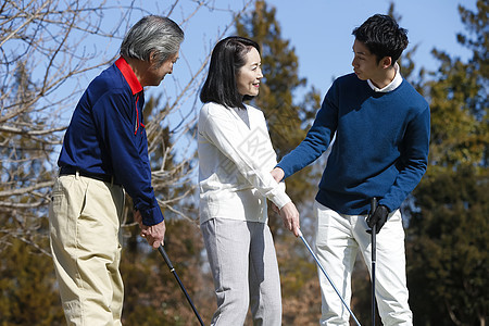 老年男女户外高尔夫球交流图片