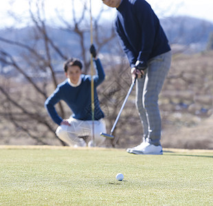 户外亚洲人老板打高尔夫球的人图片