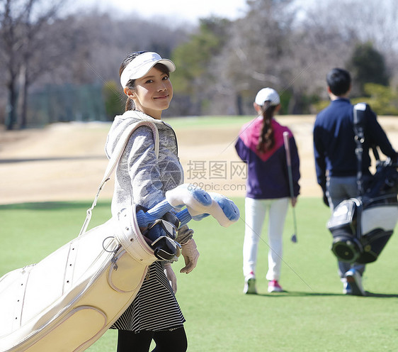40多岁一份笑脸女子打高尔夫球图片