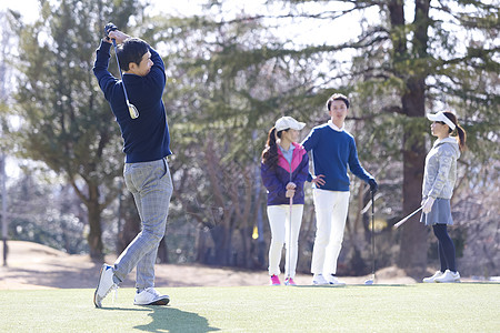 中年男性打高尔夫球图片