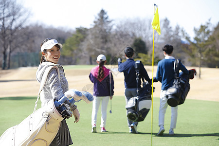 高尔夫球场男人假日女子打高尔夫球图片