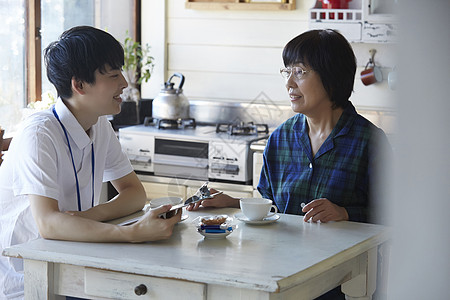 室内老人女孩高级访问护理图片