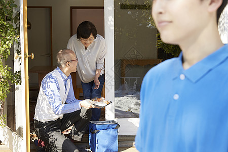 日式便当老人老年夫妇高级夫妇食品交付图片