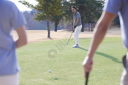 俱乐部打高尔夫球的人图片