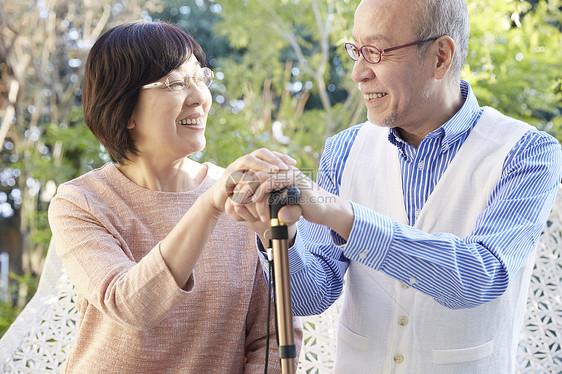 一对开心的老年夫妻图片