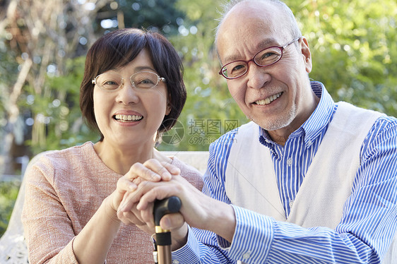 一对开心的老年夫妻图片