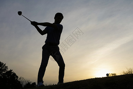 晚上男人打高尔夫球图片