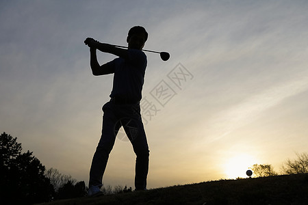 打高尔夫球的人图片