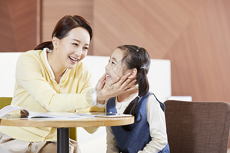 女儿母亲在一起快乐在一起负责人生活家庭母亲女儿背景